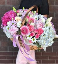 Композиция солнечный день в Кувандыке Цветочная композиция из Розы, Хризантемы, Пионы и Лизиантусы в корзине в Кувандыке