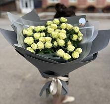 Букет Белые кустовые розы Солинеро в Кувандыке