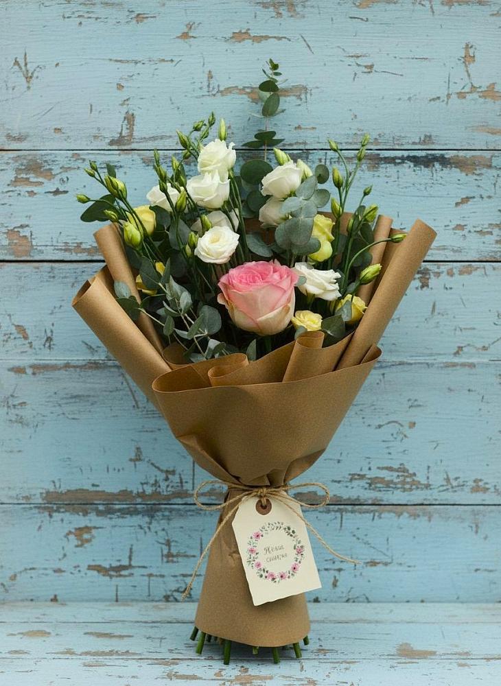 Букет цветов из: Розы и Лизиантусы в Кувандыке