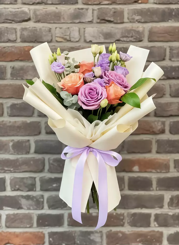 Букет цветов из: Лизиантусы и Розы в Кувандыке