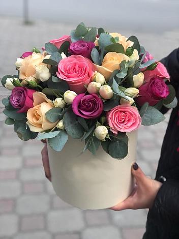 Цветочная композиция из Розы в шляпной коробке в Кувандыке