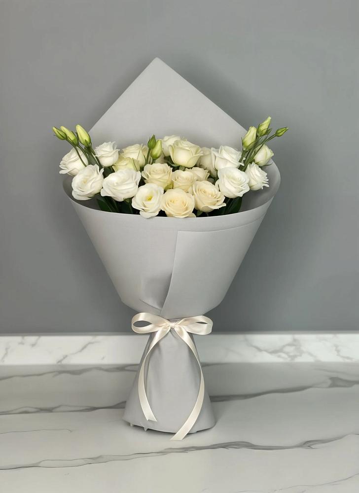 Букет цветов из: Розы и Лизиантусы в Кувандыке