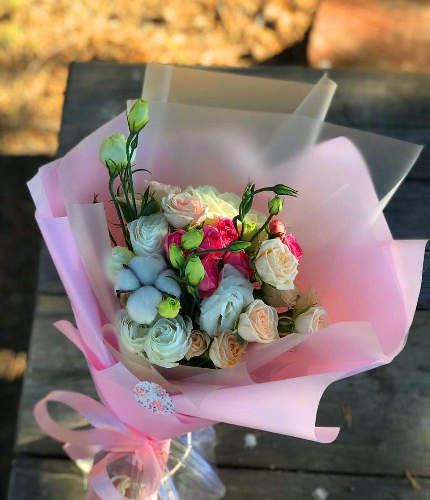 Букет цветов из: Розы и Лизиантусы в Кувандыке