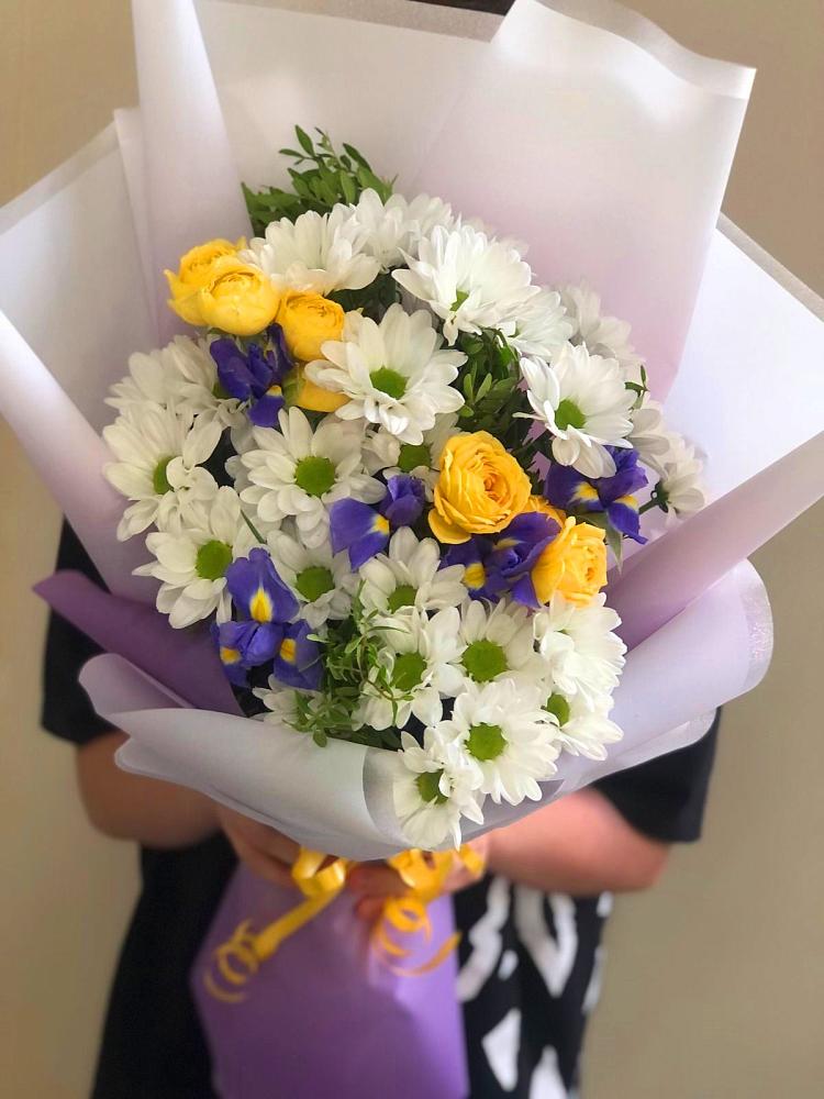 Букет цветов из: Ирисы, Хризантемы и Розы в Кувандыке