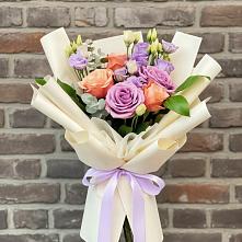 Букет цветов из:  Лизиантусы и Розы в Кувандыке