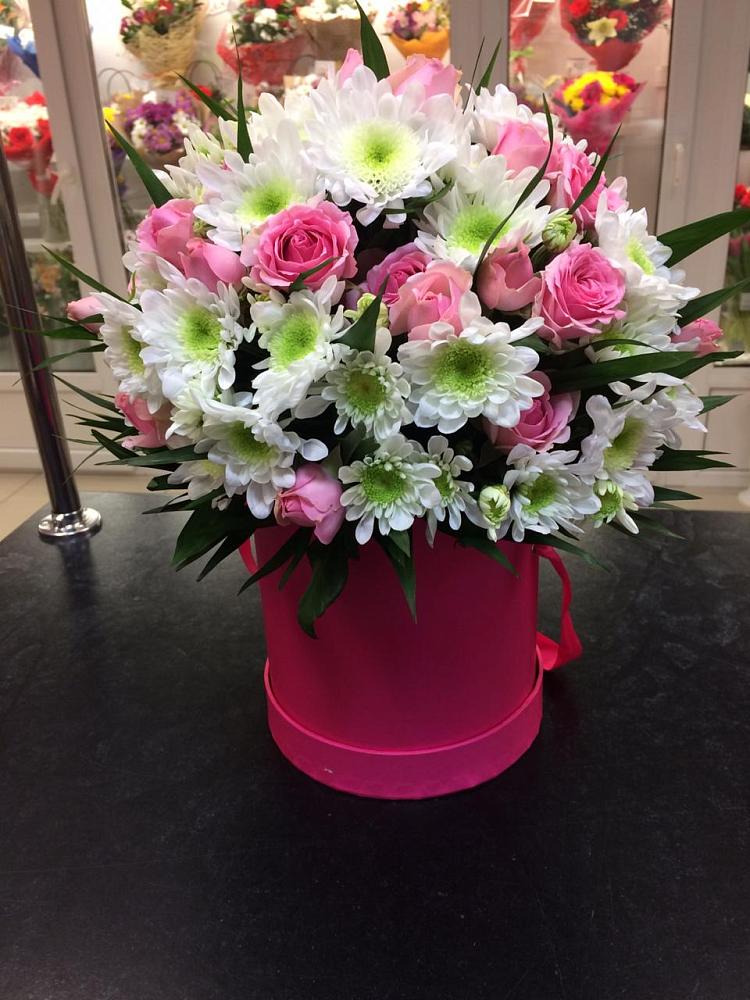 Цветочная композиция из Розы и Хризантемы в шляпной коробке в Кувандыке