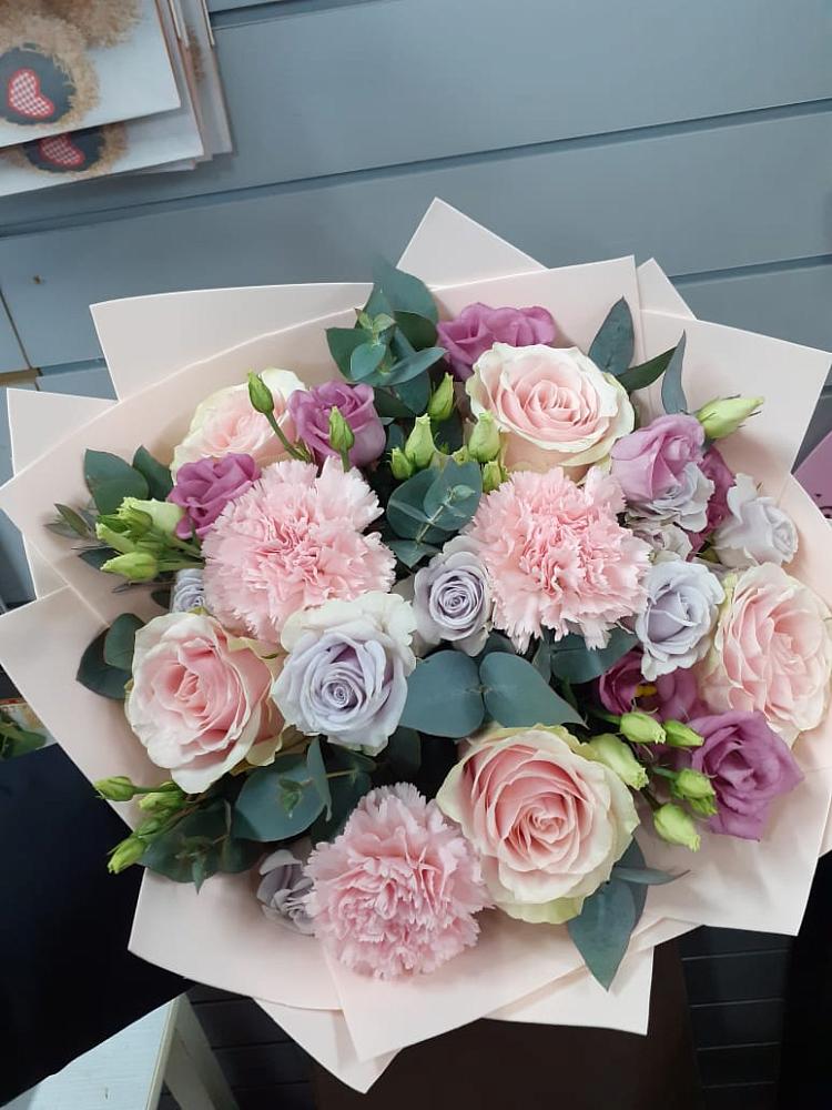 Букет цветов из: Розы, Гвоздики и Лизиантусы в Кувандыке