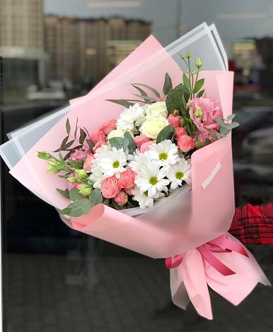 Букет цветов из: Розы, Лизиантусы и Хризантемы в Кувандыке