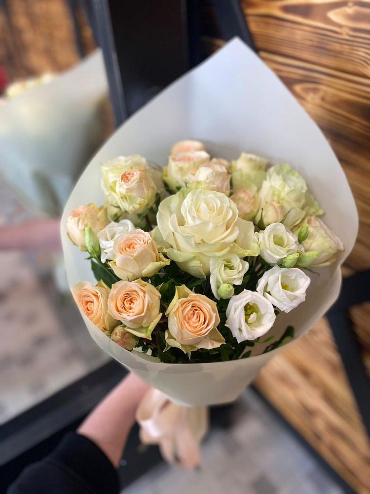 Букет цветов из: Розы и Лизиантусы в Кувандыке